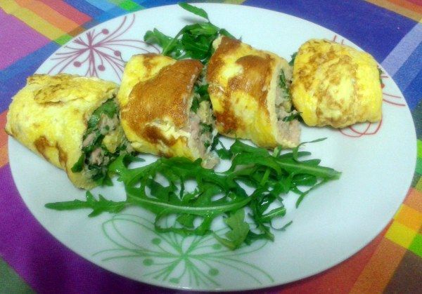 Rotolo di frittata farcito con tonno, patè di carciofi e ...