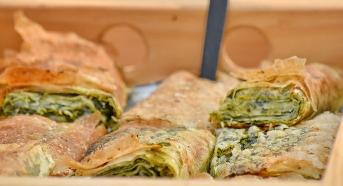 torta salata di pasta fillo con ricotta e spinaci